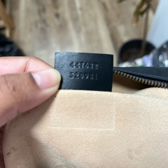 Gucci Black Leather Shoulder Bag with Gold Logo - Picture 3 of 6